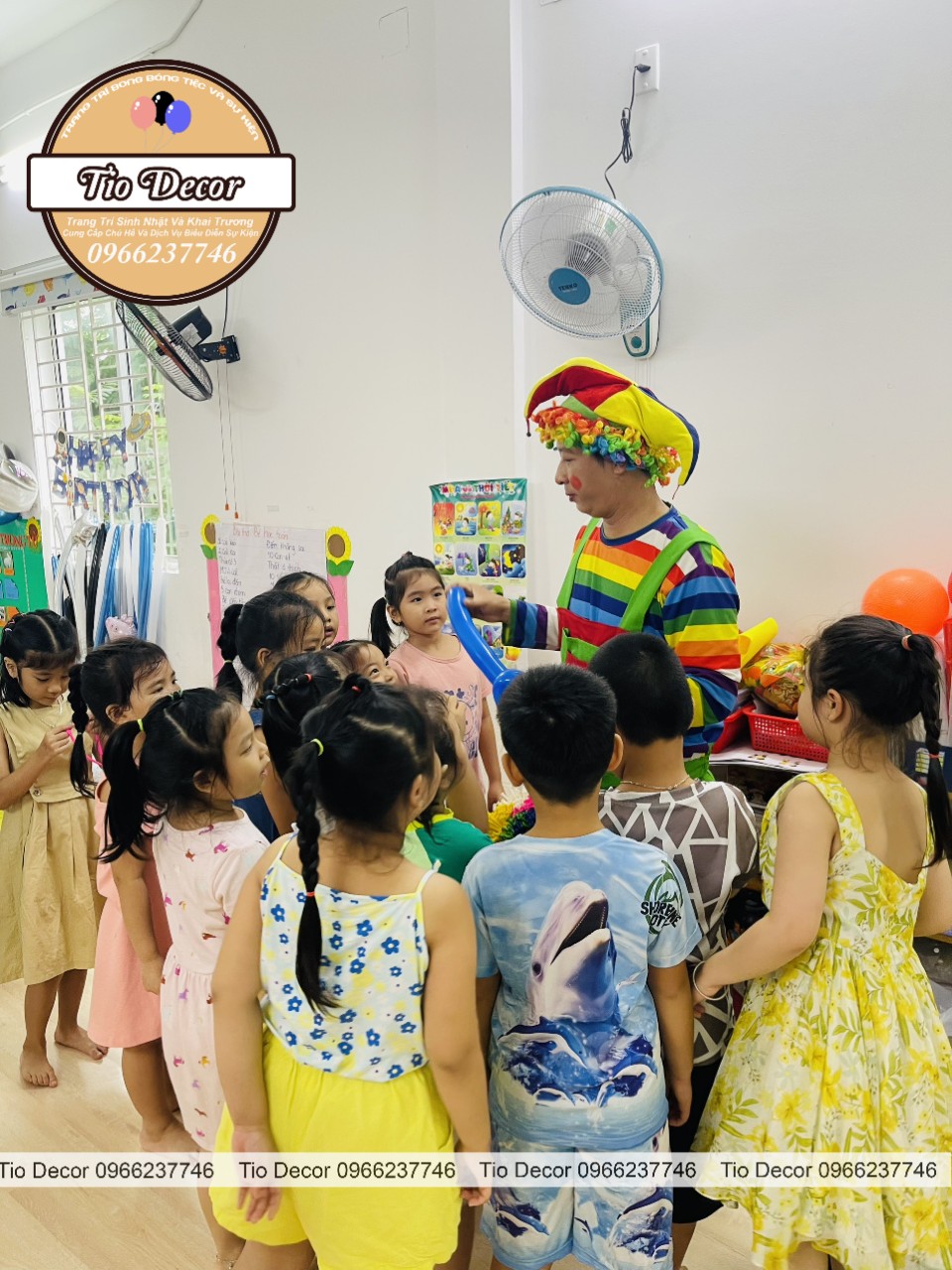 chú hề bong bóng